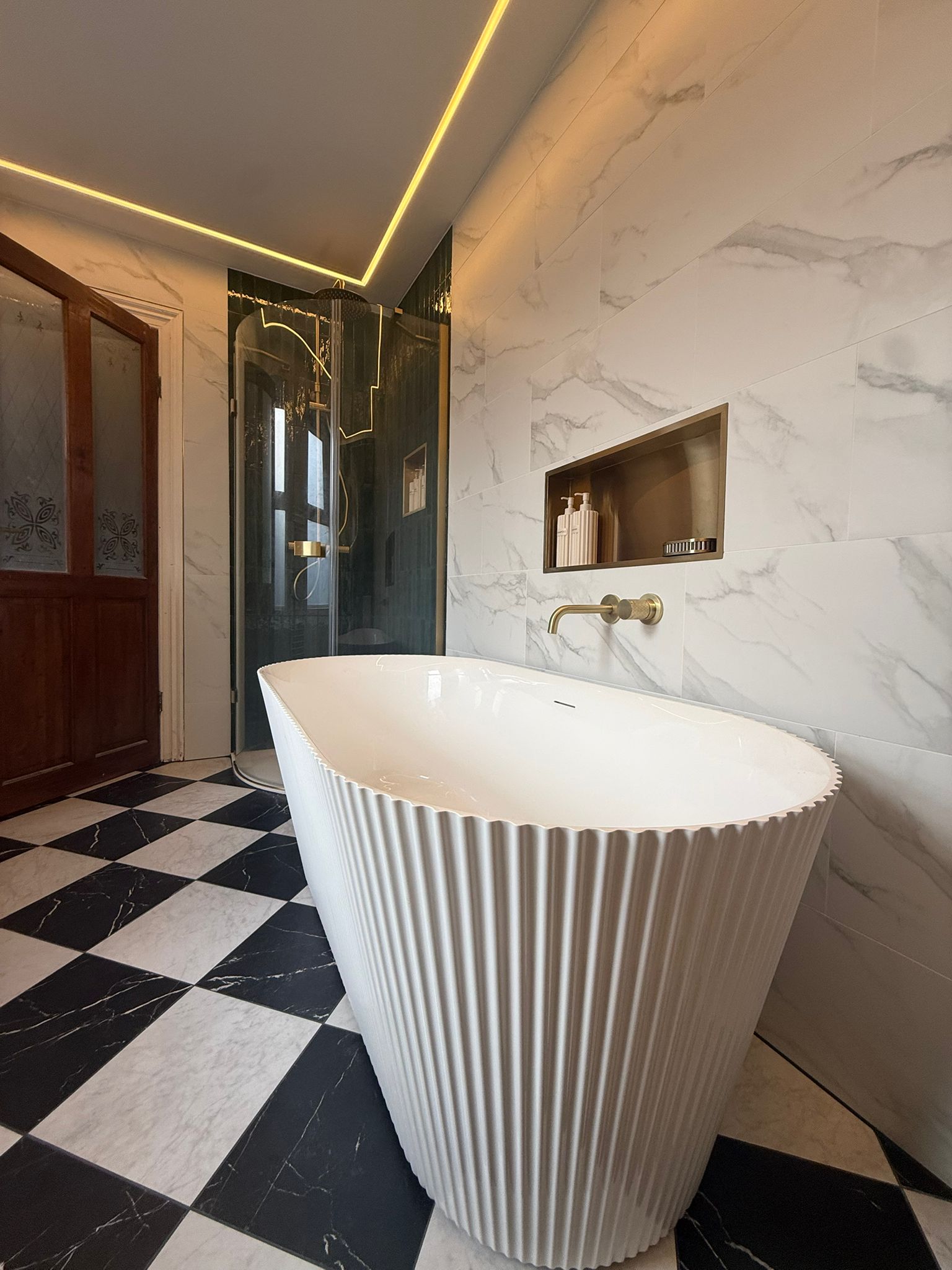 Fluted bath with chequerboard floor wide view