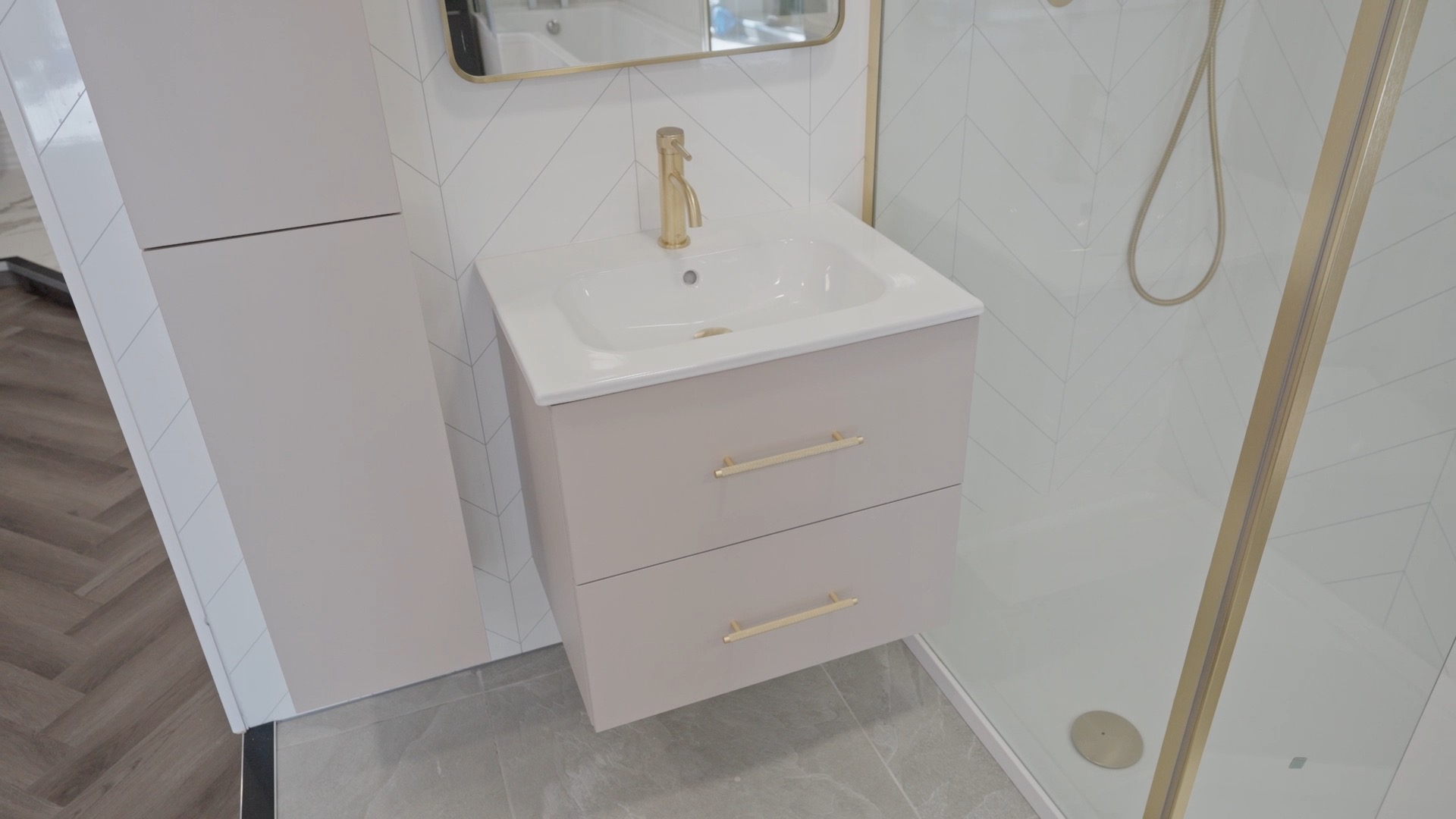 Vanity unit with gold fittings